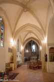 <center>Jouques.</center> Eglise Saint Pierre. La nef de Saint-Joseph (au nord) construite en 1574, de style ogival par ses voûtes aux arcs brisés.
