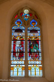 <center>Jouques.</center> Eglise Saint Pierre. De la renaissance ont été conservés quatre vitraux : dans la nef nord, Saint-Sébastien et Saint Roch et le Christ (en médaillon).