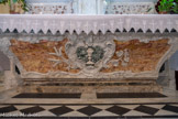 <center>Jouques.</center> Eglise Saint Pierre. Maître-autel. L'ensemble est en marbre prolychrome (brèche du Tholonet). Autel de marbre commandé en 1742 par la communauté à J. Routier pour remplacer l'ancien en bois doré.