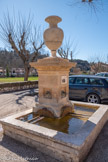 <center>Jouques.</center> La petite fontaine de la Fontête (fonteto en provençal), édifiée en 1774 sur les plans de Vallon fût surmontée, en 1787, d’une urne à godrons de style Louis XVI, provenant des jardins des seigneurs d’Arbaud, au bord du Réal. Jusqu'au début du XXe siècle les eaux de cette fontaine alimentaient un lavoir. L’eau jaillit par trois canons en laiton à tête de dauphin.