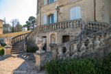 <center>Domaine d'Arnajon.</center> Escalier en fer à cheval, que l'on retrouve au château de La Barben.