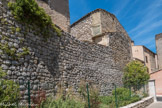 <center>Buis-les-Baronnies</center> Rempart de l'enceinte ovale (XIe-XIIe siècle),  auquel fut intégrée la tour au XIVe siècle.