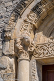 <center>Notre-Dame de-Beauvert</center> Le chapiteau de gauche présente deux personnages sortant des feuillages. L’un d’eux semble porter une aile. Ils encadrent une sorte de monstre cornu.