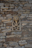 <center>Notre-Dame de-Beauvert</center> La tête féminine surmontant une croix à cinq branches.