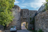<center>Sainte-Jallle</center> Une des deux portes fortifiées, surmontée d'une bretèche. Lesdiguières prit Sainte-Jalle le 15 avril 1586, après l’avoir battu de 200 coups de canon.