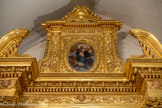 <center>Autel et retable de la Donation du Rosaire</center>Fronton : cartouche ovale avec huile sur toile représentant «l’Assomption de la Vierge Marie »