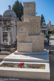 <center>Le cimetière </center>Tombe Izmirlian.  Ce monument rappelle les khatchkar, stèles que les Arméniens dressent sur les tombes. Celui-ci fut conçu par l’architecte Zakarian et sculpté par Zislin.