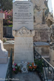 <center>Le cimetière </center>Vue de la tombe de la mère de Giuseppe Garibaldi, Rosa, morte en 1852. Sur cette tombe de famille, lieu de recueillement pour tous les admirateurs du mouvement national italien, se trouve également un plaque en hommage à Mazzini.