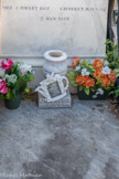 <center>Le cimetière </center>Vue de la tombe de la mère de Giuseppe Garibaldi, Rosa. Certains pensent à tort que Garibaldi repose ici : il se trouve en réalité sur l’île de Caprera, en Sardaigne, dans un sépulcre fermé par une importante pierre de grès blanc.