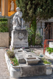 <center>Le cimetière </center>Tombeau de la famille Reboul, avec le gardien des cendres.