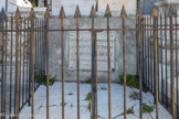 <center>Le cimetière </center>Tombe d'Hippolyte Défly, le donateur des terrains du futur hôpital Saint-Roch.