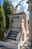 <center>Le cimetière </center>Tombeau Gastaud. Le toit du sarcophage se soulève à l’appel de l’ange, laissant entrevoir les mains du défunt promis à la résurrection.