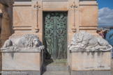 <center>Le cimetière </center>Tombeau de Robert Hudson, premier baron de Borwick.  Sur la face principale, la porte est accostée de deux lions de marbre blanc, couchés sur de hauts piédestaux, et de deux torches sculptées, renversées. L'inscription suivante est gravée sur le linteau : 