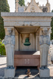 <center>Le cimetière </center>Tombe Croizier d'inspiration égyptienne.