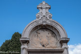 <center>Le cimetière </center>Chapelle Tarani. Sur le tympan est représentée la Trinité.
