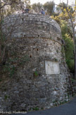 <center>Emplacement de la tour Saint Charles</center>C'est un élément de la défense du plateau supérieur et de la porte du château qui s’ouvrait dans son flan Sud. Une rampe d’accès y conduisait. (1517). Une autre tour est encore visible, c'est la tour Saint Victor.