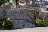 <center>Esplanade du château.</center>Vestiges de murs du « castrum » Les parois, maçonnées à joints fins, en bel appareil de calcaire local, présentent un fruit (inclinaison) caractéristique de la base des tours médiévales. Le mur nord présente la trace d’un impact de boulet.