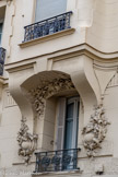 <center>Rue de Rivoli</center>Sous le balcon, un buisson de roses est sculpté.