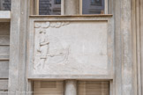 <center>Immeuble Gloria Mansions</center>La cour intérieure. Les bas-reliefs s'inspirent de scènes méditerranéennes. Le pêcheur.