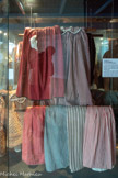 <center>Le Musée du vêtement Provençal</center>La jupe de dessus. Lou coutihoun de dessus.
La jupe à rayures constitue le plus communément la jupe de dessus de la paysanne. Elle est taillée dans une siamoise à raies longitudinales, étoffe inspirée des vêtements rayés des ambassadeurs du Siam de passage à Marseille en 1694.
Les siamoises sont rouges et blanches, bleues et blanches, blanches et rouges pour le tissu « chemin de fer », tissu apparu en Provence à la même époque que ce nouveau moyen de transport. La jupe est montée sur plis canons, coulissées à la taille et ouverte sur le devant. La coumleur indiquait le lieu.