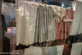 <center>Le Musée du vêtement Provençal</center>Le jupon, coutihoun de dessouto.
Le jupon est porté sous la robe ou sous le cotillon piqué. En fine toile de percale blanche ou rayée l’été, il s’orne de broderie ou de dentelles et de volants à la fin du XIXème siècle.
Par coquetterie, plusieurs jupons peuvent être superposés, le plus ouvragé est alors le moins visible. L’hiver, le jupon est taillé dans un tissu plus chaud, basin ou piqué. Les plus modestes sont en siamoise rayée dont l’aspect s’apparente à celui des cotillons de paysannes.