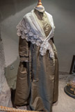 <center>Le Musée du vêtement Provençal</center>La mariée - la novio.
La robe de la Mariée est le plus souvent en étoffe de couleur verte, couleur de l’espérance. Ce n’est qu’à la fin du XXème~ siècle que le port de la robe blanche se répand en Provence. 
La jeune mariée porte donc sa plus belle coiffe et sa plus belle robe d’indienne ou de soie sur un jupon blanc patiemment brodé. A sa ceinture est fixé le clavier d’argent à la chaîne duquel sont accrochés les ciseaux et les clefs de sa future maison. Le clavier offert par le mari, symbolise le nouvel état de la jeune femme. La pince servait à remonter (un peu) la jupe.