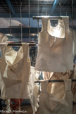 <center>Le Musée du vêtement Provençal</center>Le corset - lou boumbet lou sarro-estouma.
Nous retrouvons le corset dès le XIIIème siècle. Il est fait pour maintenir et protéger le buste. A la fin du XVIIIème siècle, le type de corset porté en Provence est fixé. La plupart du temps, il est en coton blanc damassé ou piqué, plus rarement en étoffe de couleur. Le corset est très souvent en doublure de toile rigide, il se ferme par des épingles, parfois par des lacets. Les boutons, très chers jusqu’à la fin du XIXème siècle, sont à cette époque pour les classes aisées. <br>
Les bas - li debas.
Les bas sont toujours de couleur blanche lorsqu’ils accompagnent un costume de fête, plus fréquemment rayés et colorés lorsqu’il s’agit de sous-vêtements quotidiens. <br>
Les poches sont le plus souvent indépendantes, maintenues à la jupe par une attache à la taille. Elles sont réalisées en coton ; de petites dimensions lorsqu’elles accompagnent les vêtements du dimanche. Plus vaste, en toile grossière, elles se portent sur la jupe de dessus pour les travaux des champs.