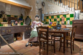 <center>Le Musée du vêtement Provençal</center>La cuisine provençale la cousino prouvencalo. Trois éléments du mobilier sont fondamentaux. Le « potager », constitué de fourneaux solidaires du mur, permet la cuisson des aliments et un apport de chaleur les mois d’hiver. La « pile » est une sorte d’évier en pierre dure, elle est indirectement alimentée en eau par une pompe scellée au mur et reliée à une citerne.
Le vaisselier en noyer sculpté ou bâti dans le mur a une fonction essentiellement décorative : Il permet de présenter les plus belles pièces de vaisselle de la maison.