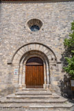 <center>L'église Saint Michel </center>Le grand portail avec triple voussures, surmonté d'un oculus, de style roman. L’appareillage des pierres situé au-dessus du portail est dû à une restauration récente.