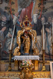 <center>L'église Saint Michel </center>Retable du Rosaire. Statue en bois doré du 17e siècle de la Vierge à l'Enfant sous le baldaquin.