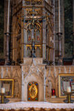 <center>L'église Saint Michel </center>Tabernacle du maître-autel. 15e siècle. Derrière la croix, dans des fenêtres, des épis de blé en bas, au-dessus deux anges, surmontés des instruments de la Passion, encadrent la fenêtre centrale où est représenté le ciboire..