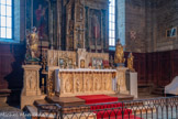 <center>L'église Saint Michel </center>Le maître autel. Sur le côté du ciborium est représenté le ciboire.