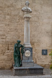 <center>Le monument à Casimir Péret.</center>Le 2 décembre 1851, le président de la République Louis-Napoléon Bonaparte dirige un coup d'État destiné à rétablir l'empire. Dans les villes républicaines, des milliers d'habitants se soulèvent ; à Béziers, environ 6000 personnes, menées par l'ancien maire Casimir Péret, se rassemblent sur cette place. L'armée, obéissant aux ordres, tire sur la foule, provoquant la mort de 70 insurgés et faisant de nombreux blessés.
Tous les citoyens suspectés d'avoir participé à la manifestation sont arrêtés et déportés en Guyane ou en Algérie. Casimir Péret est envoyé au bagne de Cayenne, où il meurt lors d'une tentative d'évasion. En 1884, un monument dédié à Casimir Péret ainsi qu'aux déportés du Second Empire est érigé au centre de la place. Réalisé par le sculpteur biterrois Jean-Antoine Injalbert, il est composé d'une Marianne sur une colonne, d'un médaillon figurant Casimir Péret et d'une statue en bronze, allégorie de la ville, tenant une épée républicaine brisée. Fondue lors de la seconde guerre mondiale, cette partie en bronze a été recréée en 2016 grâce à une souscription publique lancée par la ville en partenariat avec la Fondation du Patrimoine.