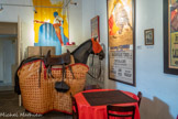 <center>Musée Taurin à Béziers. </center>Reproduction d'un cheval de picador équipé du matelas protecteur : caparaçon ou peto.