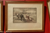 <center>Musée Taurin à Béziers. </center>Les 40 eaux fortes de la série La Tauromaquia de Goya. 
Los mismos espanoles cazan los toros a pie.