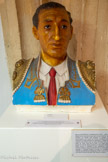 <center>Musée Taurin à Béziers. </center>Manuel RODRIGUEZ, dit MANOLETE (1917 - 1947) Baigné dès le plus jeune âge dans la tauromachie, sa situation de famille très précaire le poussa à accompagner une troupe de toreros comiques afin d’assurer la partie sérieuse du spectacle. Il revêtit le costume de lumière pour la toute première fois en Arles, en 1933, mais par la suite il ne toréa plus jamais en France. Bien qu’ayant un répertoire plutôt limité ( corto), il insufflait à ses prestations une émotion presque unique provenant de son admirable courage. Il poussait jusqu’à la limite du possible l’attente qui précède la charge de la bête. Il trouva la mort dans l’arène le 28 août 1947 face à un Miura.