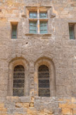 <center>Abbaye de Fontfroide.</center>Cour d’honneur. En bas, la partie romane, le réfectoire des convers, en haut les logements Renaissance. Le grès domine à Fontfroide. Cette belle pierre locale aux couleurs chatoyantes, est résistante mais sensible aux variations climatiques. Selon son exposition au soleil, ou la carrière dont elle est issue, elle reste lumineuse ou elle grisaille...