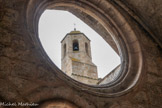 <center>Abbaye de Fontfroide.</center>Le cloître. Un grand oculus.