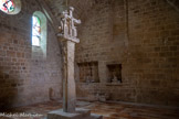 <center>Abbaye de Fontfroide.</center>L'abbatiale. La chapelle des mort. Olivier de Termes, chevalier renommé, d'abord défenseur de la cause cathare, puis croisé et fidèle allié du roi Louis IX, est l'un des grands bienfaiteurs de Fontfroide. Cette chapelle est construite à sa demande. Un gisant y est exposé. Qui est-il ? Un soldat inconnu, jusqu'à l'inauguration des vitraux du père Kim En Joong. Une photo de la chapelle est alors diffusée sur internet, le gisant y figure... deux catalans, Joan Fuguet et Carmen Plaza, reconnaissent leur lointain compatriote : un chevalier de Queralt, l'une des familles les plus puissantes de la Catalogne du XIVe siècle.Christ, et de l'autre par une vierge au diadème.
