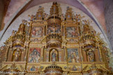 <center>Retable de Baixas.</center>De gauche à droite, de bas en haut : saint Jean Baptiste, Présentation au temple, saint Jean, la Visitation, saint Jacques le Majeur ; le couronnement de la Vierge, la Crucifixion, la fuite en Egypte. Une multitude d'angelots virevoltent sur toutes les architraves du monument. Deux jouent de la mandoline. Ils sont si nombreux qu'ils ont donné leur nom au retable.