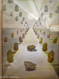 <center>Le chemin de l'énigme</center>Dalí donna ce tableau à son Théâtre-Musée à l’occasion de l’octroi de la Médaille d’Or de la Generalitat de Catalunya en 1982, en présence de son ami, le poète J.V. Foix. On peut y contempler une mystérieuse perspective avec des sacs qui contiennent, selon Dalí, des informations. C’est une iconographie très présente dans l’œuvre de l’artiste, surtout dans son oeuvre de la première époque, qui était déjà d’expression surréaliste, Peau de poule inaugurale ou dans Le miel est plus doux que le sang, aujourd’hui disparue. Œuvre allégorique, sa lecture est double, dans le contenu apparemment élémentaire du blé et du grain et en même temps, dans celui plus philosophique de l’information et la compréhension, la signification finale de l’œuvre. Les lignes de fuite du tableau se dirigent vers un horizon concentré sur un astre à l’aspect froid et cela créer la sensation que, pour la même raison qu’il y a un chemin aller vers un fond indéterminé, il y en a un de retour, comme un écho, à travers la double projection dans l’espace supérieur.