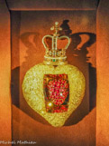 <center>Coeur Royal</center>Or jaune à 18 carats; Rubis naturels (corindon), taille mixte (ronde et ovale), de 3.0 à 5.0 mm, approximativement. Petites pierres sur la couronne; Rubis naturels (corindon) (8); Saphirs naturels (corindon) (4); Émeraudes naturelles (béryl) (4); Aigue-marines (béryl) (4); Péridots (2); Grenat hessonite (2); Améthyste (quartz) (1); Diamants; Perles; Coeur mû par un mécanisme à moteur avec un réducteur.
