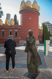 <center>Théâtre-musée Dalí à Figueras. </center>Sculpture de Llorenç Cairó en hommage à la tramuntana : une figure féminine, en tunique, marchant contre le vent du nord..