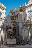 <center>Théâtre-musée Dalí à Figueras. </center>Monument à Francesc Pujols à l'entrée du théâtre du Musée Dali - construction, inauguré le 28 septembre 1974.