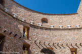 <center>Le Patio.</center>En haut des murs, les anges (lavabo Roca).