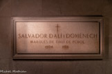 <center>La pierre tombale de Salvador Dalí.</center>