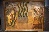 <center>Apothéose du dollar. 1965.</center>Dans cette toile, comme dans son Théâtre-Musée, Dalí exprime toutes les tendances, les mythes et les obsessions qui l’ont accompagné tout au long de sa vie. Rappelons-en quelques-uns : Duchamp à gauche habillé en Louis XIV avec le joueur de luth de Watteau sur la tête. José Nieto, le « logeur » de Las Meninas, qui apparaît jusqu’à trois fois. À côté de Duchamp-Louis XIV, le profil d’Hermès de Praxitèle, avec sur l’ombre de son nez, la figure de Goethe et sur la commissure des lèvres, le portrait de Vermeer de Delft. À droite, Dalí fait son autoportrait, comme Vélasquez, en train de peindre Gala ; à côté de celle-ci apparaît la double image du visage de Béatrice de Dante, qui est en même temps un Dom Quichotte agenouillé. Au-dessus, on peut contempler les armées vaincues de Napoléon, alors que dans la partie supérieure gauche, on distingue les soldats de la bataille de Tétouan en plein effort