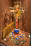<center>Croix de l'ange</center>Or jaune pur (la figure); Or jaune à 14 carats (au support de la pierre); Platine formant les épines; Citrine naturelle (quartz), taille émeraude (rectangulaire), de 78 x 62 x 46 mm, approximativement; Diamants, taille brillant (ronde), de 1.0 à 2.7 mm de diamètre, approximativement; Corail rouge, branches étendues sur la base en formant la croix; Lapis-lazuli, boule à 87 mm de diamètre, approximativement et blocs irréguliers de faces planes polies sur la base; Minéral brut de sulfur de zinc (sphalérite) sur la base; Avec l'intervention de Salvador Dalí: Huile et ambre liquide sur sculpture en or pur; Avec un mécanisme à