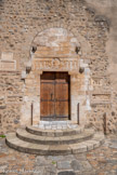 <center>Saint-Genis des Fontaines.</center>Comme l'abbaye voisine de Saint André, la fondation de l‘abbaye de Saint- Genis s'inscrit dans la période de la reconquête de l'Espagne musulmane par les Carolingiens (VIIIe –IXe siècles) En encourageant l'installation de monastères bénédictins en Catalogne, Charlemagne souhaite développer politiquement et économiquement la région sous la protection des comtes de Roussillon, l'abbaye de Saint Genis est reconstruite au Xe siècle, elle devient rapidement puissante et prospère, comme le laisse deviner ses bâtiments. Mais son rattachement à l'abbaye de Montserrat du XVIe siècle témoigne de son déclin. Les moines ne sont plus que sept lorsque l'abbaye de Saint Genis est fermée, puis vendue comme bien national à la révolution. Alors que l'église redevient paroissiale XIXe siècle, le cloître démantelé et vendu à 1924, retrouve son aspect originel en 1995.