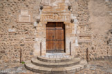<center>Saint-Genis des Fontaines.</center>Les corbeaux saillants situés autour du linteau servaient autrefois à supporter un auvent abritant la sculpture.